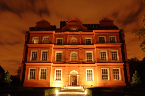 Kew Palace This four-storey brick house was built c. 1631 by Samuel Fortrey, a merchant of Dutch origin whose initials, together with those of his wife Catherine, can be seen above the entrance.It is constructed of red bricks.