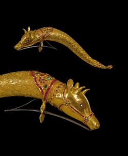 Indian gold powder flask; the top formed as the head of a nilgai with enamelled eyes, & fitted with a gem-set bridle.  17th–18th century  Reputedly from the collection of the Maharajah Gaekwar of Baroda; later owned by Robin Wigington