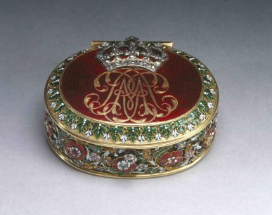 Queen Mary II’s patch box, made of enamelled gold and set with diamonds, c.1694. Royal Collection Trust/© 2013, Her Majesty Queen Elizabeth II