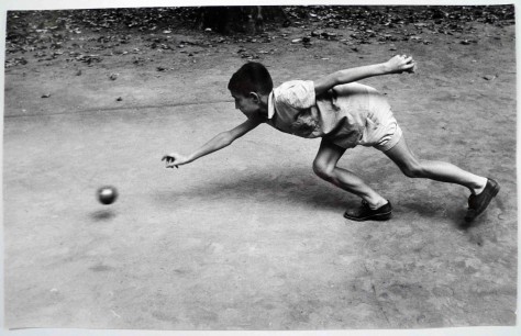 Giorgio Casali,  Little boy playing bowls, reportage in Spain, 1961-1964; gelatine silver print, 25 x 40 cm Università IUAV di Venezia - Archivio Progetti, Fondo Giorgio Casali