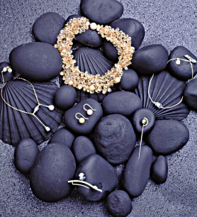 Today as in the past, pearls are used in a variety of jewellery.