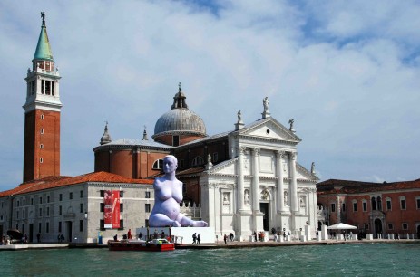 Michal Fornalczyk, Marc Quinn’s inflated Alison Lapper Pregnant on the island of San Giorgio Maggiore