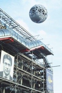 Braco Dimitrijević, The Casual Passer-by I Met at 3.59 pm, Paris, 1989 (below left) and Neil Dawson, Globe, 1989 (above right), installation view from Magiciens de laTerre, Centre Georges Pompidou, Paris, France, 1989