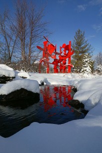 Alexander Liberman. Aria, 1979–1983. Painted steel, 504 x 504 x 396 ins. Gift of Fred and Lena Meijer. © 2002 Estate of Alexander Liberman.