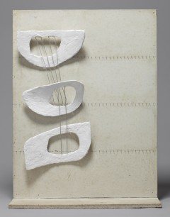 Barbara Hepworth,Maquette, Three Forms in Echelon, white plaster with wire strings, 1961
