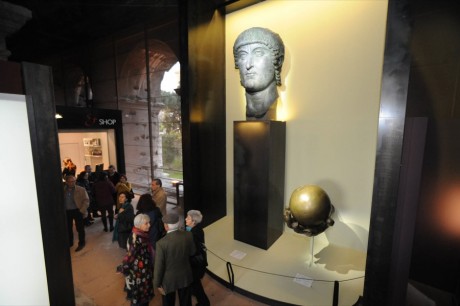 Visitors admire the exhibits at ‘Costantino 313 d.C.’Immagini della vernice della mostra ‘Costantino 313 d.C.’ in corso al Colosseo fino al 15 settembre 2013. Photo: Giovanni Currado (AGR Press)