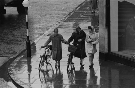 David Farrell, Street scene, Gloucester, 1948. Courtesy of Osborne Samuel