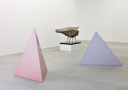 Lynn Chadwick, foreground L-R Pyramid Red/White, 1966, formica on wood; H: 122 cm; unique Pyramid Violet/White, 1966, formica on wood, H: 109 cm; unique In the background: Beast XVI, 1959, bronze, 78x173x87 cm, Edition 3 of 4