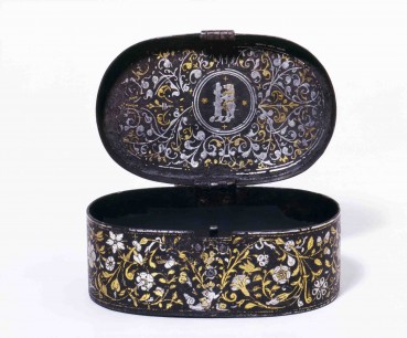 Iron box, damascened silver and gold, featuring the badge of Robert Dudley, Earl of Leicester, dated 1579 above the hinge. © Victoria and Albert Museum, London