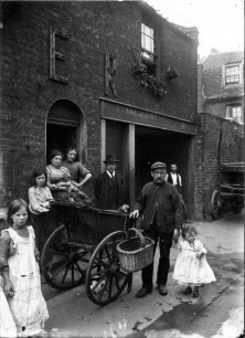 John Galt, Cats’ meat man in an East End Street, c.1902