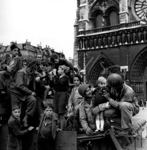 Lee Miller ©Lee Miller Archives, Children with GIs, Paris, France, 1944