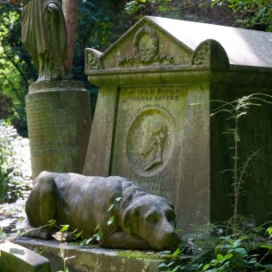 The tomb of Thomas Sayers (1826–65), pugilist: a bare knuckle fighter; his beloved dog, Lion, rests on top. West Cemetery ©  Hugh Thompson