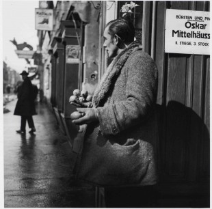 Edith Suschitzky, Man Selling Fruit, Vienna, c.1930 Modern silver-gelatin print, 30.3×30cm. National Galleries of Scotland, PGP 279.17