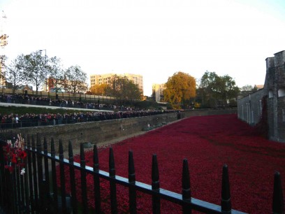 Paul Cummins, Blood Swept Lands and Seas of Red, Tower of London (detail). As the sun goes down, thousands still make their way around the Tower