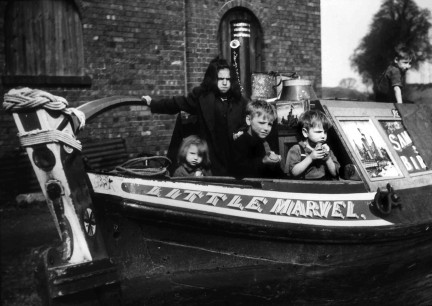 Canal boat people (1940s or 1950s). Photo Robert Longden. Courtesy the London Canal Museum