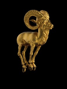 IV), 1st century BC-1st century AD. Gold, 5.1 x 1.9 x 3.6 cm