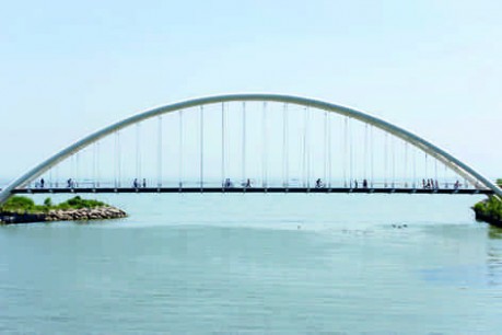 Montgomery Sisam, Humber RIver Bicycle and Pedestrian Bridge, Toronto 1996.. Photo: Tom Arban