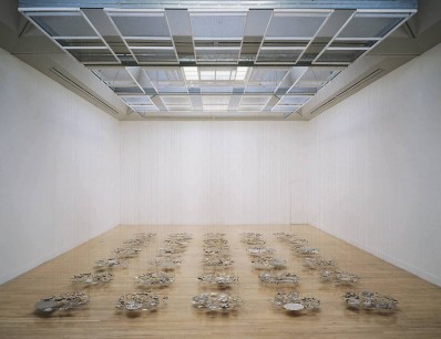 Cornelia Parker, Thirty Pieces of Silver (1988-89), Silver-plated objects, wire. Dimensions variable.Tate Collection, London. © Tate, London 2013