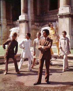 Valentino posing with models nearby Trevi Fountain. Rome, July 1967. Courtesy of The Art Archive / Mondadori Portfolio / Marisa Rastellini