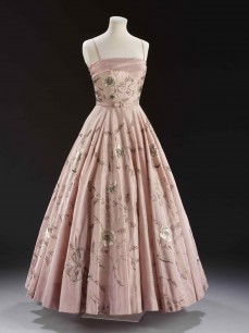 Evening dress Designed by Worth London Image: Victoria and Albert Museum, London