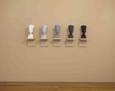 Fred Wilson, Grey Area (Black Version) (1993) 5 painted plaster busts, 5 painted wooden shelves Size according to installation  © Fred Wilson