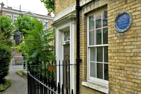 John Wesley's house showing the blue plaque that marks the fact of his residence here