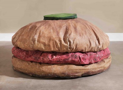 Claes Oldenburg, Floor Burger (1962). Canvas filled with foam rubber and cardboard boxes, painted with acrylic paint. 132.1 x 213.4 x 213.4 cm. Collection Art Gallery of Ontario, Toronto. Purchase, 1967. © 1962 Claes Oldenburg. Photo: Sean Weaver