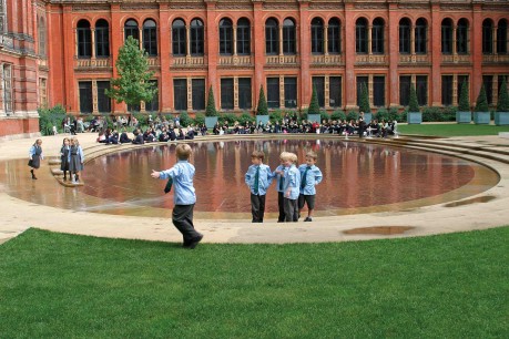 Courtyard garden at the Victoria and Albert Museum © Kim Wilkie