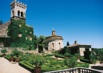 Castle with walled parterre, with Baldassare Peruzzi’s Renaissance circular brick chapel.