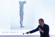 Auctioneer, Simon de Pury, conducts the live Unicef UK SyriART auction. The highest price of the evening was realised when Antony Gormley’s SUBMIT IV sold for £300,000