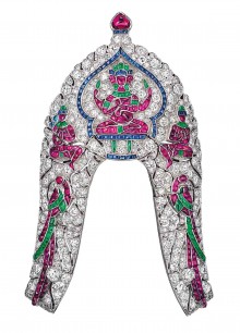 Trompe l’oeil sarpech clip (cat. 217); Van Cleef & Arpels, Paris, 1924; platinum, diamonds, rubies, sapphires, emeralds; 8 x 5.2 x 1 cm; Van Cleef & Arpels Collection, 24624