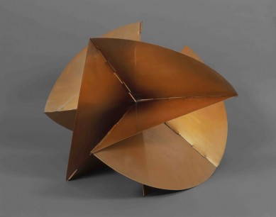 Lygia Clark,  Machine – Medium, 1962. Golden aluminum, approx. 48.2 x 66.1 x 61 cm.  Coleccion Patricia Phelps de Cisneros  © The World of Lygia Clark Cultural Association