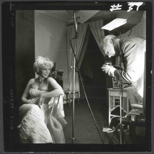 Cecil Beaton photographing Marilyn Monroe by Ed Pfizenmaier, Ambassador Hotel, New York, 22 February 1956 © Ed Pfizenmaier